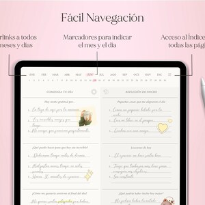 Pu&ograve; includere: Un'app di pianificazione digitale sullo schermo di un tablet con un calendario, prompt di riflessione giornalieri e uno stilo. L'app presenta uno schema di colori rosa e bianco con testo scritto a mano e illustrazioni.