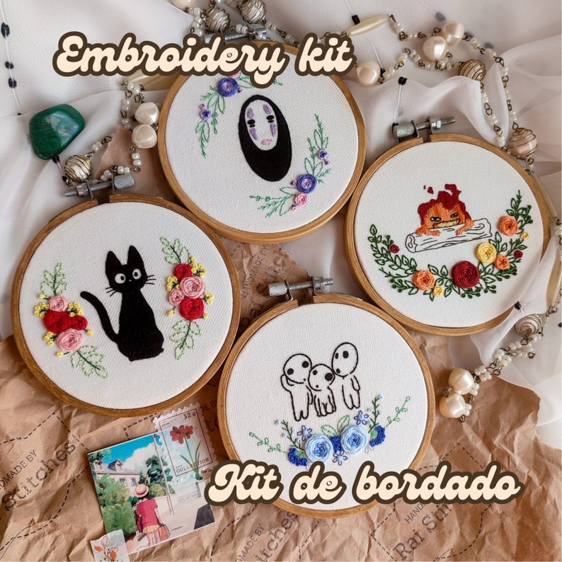 Op de afbeelding: Borduurset met vier verschillende ontwerpen met personages uit de animatiefilm Spirited Away. De ontwerpen omvatten een zwarte kat, een witte geest, een vuurgeest en No Face. De set bevat borduurringen, stof en garen.