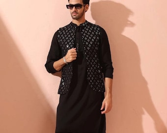 Op de afbeelding: Een zwarte kurta met een zwart vest met pailletten. De man draagt een zwarte broek en zwarte loafers.
