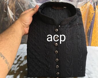 Pode incluir: Kurta bordado preto com gola mandarim e fecho de botões. O kurta apresenta padrões intrincados e o texto "acp" em branco. Outras peças de vestuário são visíveis no fundo.