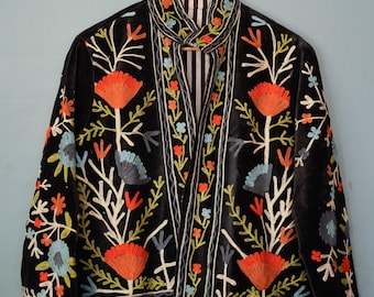 Jaqueta Suzani de Veludo: Design Floral Bordado, Forro de Seda