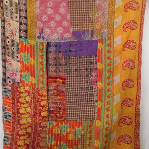 Coperta trapuntata Kantha in stile boho vintage, realizzata a mano in cotone, coperta rustica da fattoria.