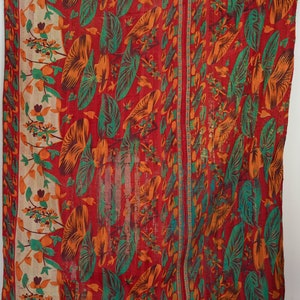 Vintage Floral Kantha Quilt: Hand-stitched Cotton Bedspread