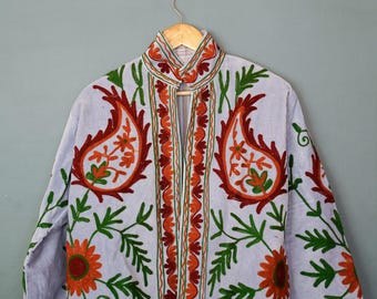 Jaqueta Suzani de Veludo: Design Floral Bordado, Forro de Seda