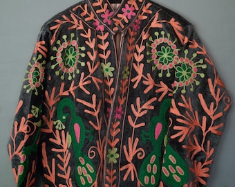 Jaqueta Suzani de Veludo: Design Floral Bordado, Forro de Seda