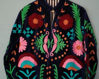 Jaqueta Suzani de Veludo: Design Floral Bordado, Forro de Seda