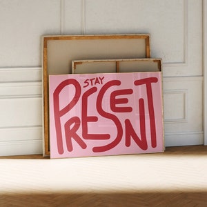 Stay Present Retro Horizontale Kunst, Rosa Rot Funky Zitat Typografie Eclectic Print, druckbare Wandkunst, Mid Century Print, ästhetische Wandkunst