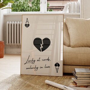Stampa alla moda con asso di cuori, carta da gioco, poster retrò con carte da gioco, poster con citazione "Lucky At Cards", decorazione per la stanza "Y2K".