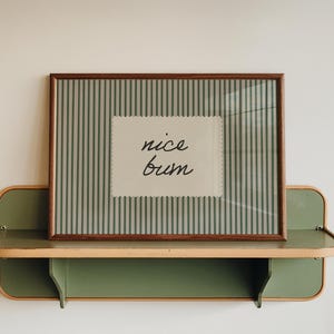 "Nice Bum" Art Print: Gestreifte Badezimmer Dekoration, modern, minimalistisch (Digitaler Download, horizontal)"