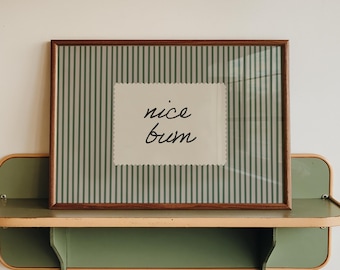 Lámina artística divertida "Nice Bum": Decoración de baño a rayas, minimalista moderna (descarga digital, horizontal)