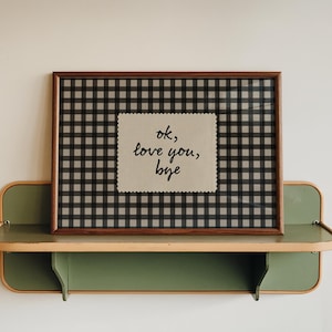 Ok Love You Hejdå-tryck: Svart gingham-poster för entrén, trendig dekoration (digital nedladdning, horisontell)