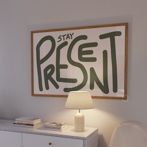 STAY PRESENT Horizontales Poster, Olivgrünes Poster, Aufmunternde Affirmation Zitat Kunstdruck, Mid Century Print, Große Wandkunst, Typografie Print