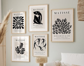 Könnte beinhalten: Fünf Schwarz-Weiß-Kunstdrucke von Matisse mit beigefarbenem Hintergrund. Die Drucke zeigen abstrakte Formen, Tänzer und Blätter. Die Drucke sind in Holz gerahmt und an einer hellgrünen Wand aufgehängt.