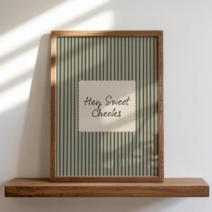 Impresión "Hola, Mejillas Dulces": Decoración de baño con rayas verdes, arte divertido para el baño (descarga digital)