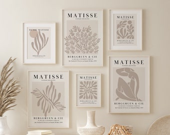 Puede incluir: Un conjunto de seis impresiones de arte minimalistas que presentan dibujos de líneas abstractas en tonos beige y marrón. Las impresiones están enmarcadas en blanco y tienen el texto "MATISSE" y "BERGGRUEN & CIE" impreso en ellas. Las impresiones se muestran en una pared blanca sobre un banco blanco con dos cestas de mimbre.