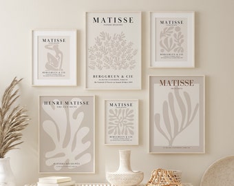 Puede incluir: Un conjunto de seis impresiones de arte minimalistas que presentan formas abstractas y el texto "MATISSE" en un esquema de color beige. Las impresiones están enmarcadas en blanco y se muestran en una pared blanca sobre un banco blanco con dos cestas de mimbre.