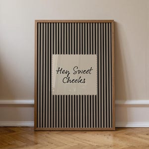 Impresión "Hola, Mejillas Dulces": Decoración de baño con rayas negras, arte divertido para el baño (descarga digital)