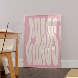 Rosa Poster Trendy Retro Typografie Druck, CHAOS druckbare Wandkunst, minimalistischer gewellter Druck, ästhetische funky Wandkunst Zitat Retro Wandkunst A2