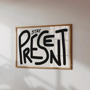 Typografieposter Stay Present: retro zwart-witte muurkunst (digitale download)