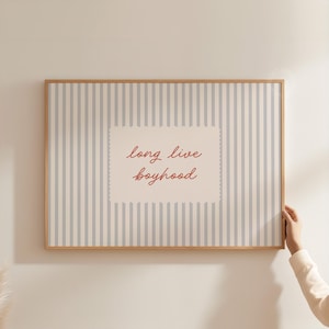 Puede incluir: Una taza de cerámica blanca con un asa negra y el texto "But First, Coffee" en negrita negra. La taza se encuentra sobre un fondo neutro, resaltando su diseño sencillo.