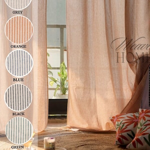 Può includere: Tende a righe color pesca con linee verticali. Campioni di colore mostrano opzioni in bordeaux, grigio, arancione, blu, nero e verde. Le tende sono appese davanti a una finestra, con uno scorcio di una pianta e cuscini decorativi.