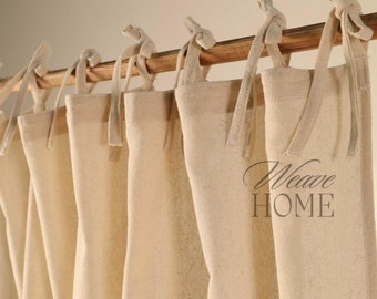 Peut inclure: Ensemble de cinq rideaux en lin blanc cassé avec une tringle en bois naturel et des liens en tissu. Les rideaux sont rassemblés en haut et ont un aspect simple et rustique.