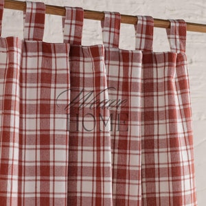 以下が含まれることがあります： 赤と白の格子縞のカーテンで、上部に棒とループが付いています。