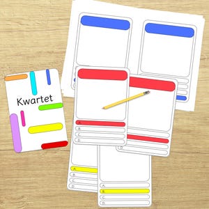 Op de afbeelding: Een set blanco printbare spelkaarten met het woord "Kwartet" op één kaart. De kaarten zijn wit met rode, blauwe en gele accenten. Een potlood ligt op de kaarten.