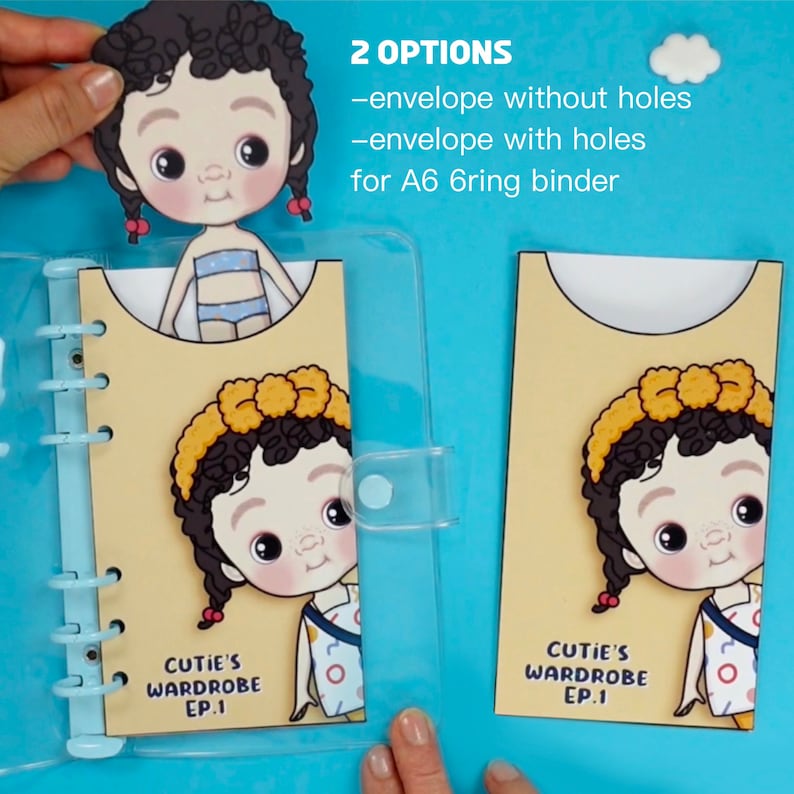 Op de afbeelding: Een lichtblauw A6 ringband met twee gele enveloppen met een cartoonmeisje. De enveloppen hebben de tekst "CUTIE'S WARDROBE EP.1" en de afbeelding toont twee opties: &eacute;&eacute;n zonder gaten en &eacute;&eacute;n met gaten.