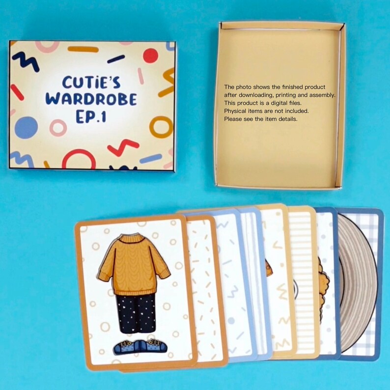 Op de afbeelding: Een set ge&iuml;llustreerde kaarten met kleding en accessoires, met een doos met het opschrift "Cutie's Wardrobe EP.1". De kaarten tonen outfits, waaronder een mosterdgele trui, marineblauwe broek met witte stippen en blauwe schoenen. De doos is beige met kleurrijke vormen.
