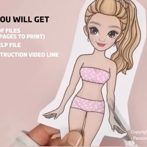 Op de afbeelding: Papieren poppenillustratie van een jonge vrouw met blond haar in een paardenstaart, gekleed in een roze bikini met stippen. De afbeelding bevat de tekst "YOU WILL GET" gevolgd door een lijst met digitale bestanden en een videolink.