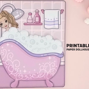 Op de afbeelding: Een afdrukbare papieren poppenhuis sc&egrave;ne met een cartoonvrouw in een badkuip vol bubbels. De roze badkuip heeft decoratieve krullen. De sc&egrave;ne bevat een douchekop, toiletartikelen en een handdoek. De tekst "PRINTABLE PAPER DOLLHOUSE" is zichtbaar.
