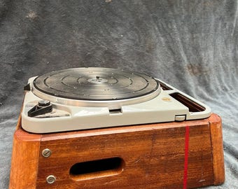 Pedestal Thorens TD-124 (fabricado a partir de una caja de bóveda encontrada en la calle)