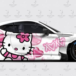 Puede incluir: Un coche blanco con un diseño de Hello Kitty. El coche está cubierto de corazones rosas y una flor rosa. El coche tiene un alerón negro y faldones laterales negros.