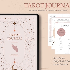 Op de afbeelding: Een digitale illustratie van een tarotdagboek met een roze achtergrond en gouden sterren. De omslag van het dagboek toont een hand die naar een ster reikt met de tekst "Tarot Journal" en "Ik open mezelf voor de leiding van het universum". De afbeelding toont ook een voorbeeldpagina met een maankalender en een spreiding met twee kaarten.