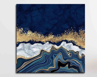 Op de afbeelding: Abstracte kunstprint met een blauw en gouden agaatontwerp. De agaat heeft een draaiende structuur van blauw, turquoise en goud, met een witte achtergrond. De print is perfect om elke kamer een vleugje moderne stijl te geven.
