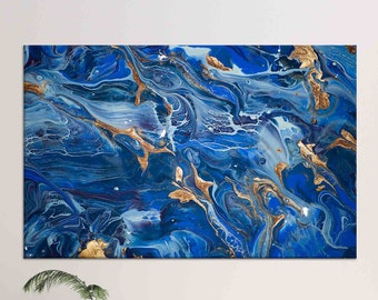 Op de afbeelding: Abstract schilderij met draaiende blauwe en gouden verf. De gouden verf is in dunne lijnen en swirls, waardoor een marmer effect ontstaat.