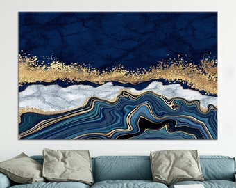 Op de afbeelding: Abstracte kunstprint met een blauw en gouden agaatontwerp. De agaat heeft een draaiende structuur van blauw, turquoise en goud, met een witte achtergrond. De print is perfect om elke kamer een vleugje moderne stijl te geven.