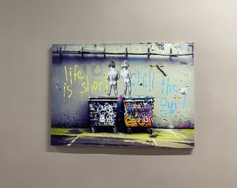 Puede incluir: Una impresión de arte callejero colorida con dos niños de pie sobre contenedores de basura. La pared detrás de ellos tiene grafitis que dicen "life is short chill the out".