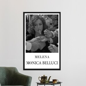 Può includere: Foto in bianco e nero di una donna con i capelli scuri che fuma una sigaretta. La donna è circondata da uomini che le accendono la sigaretta. La foto è intitolata "Melena Monica Bellucci".
