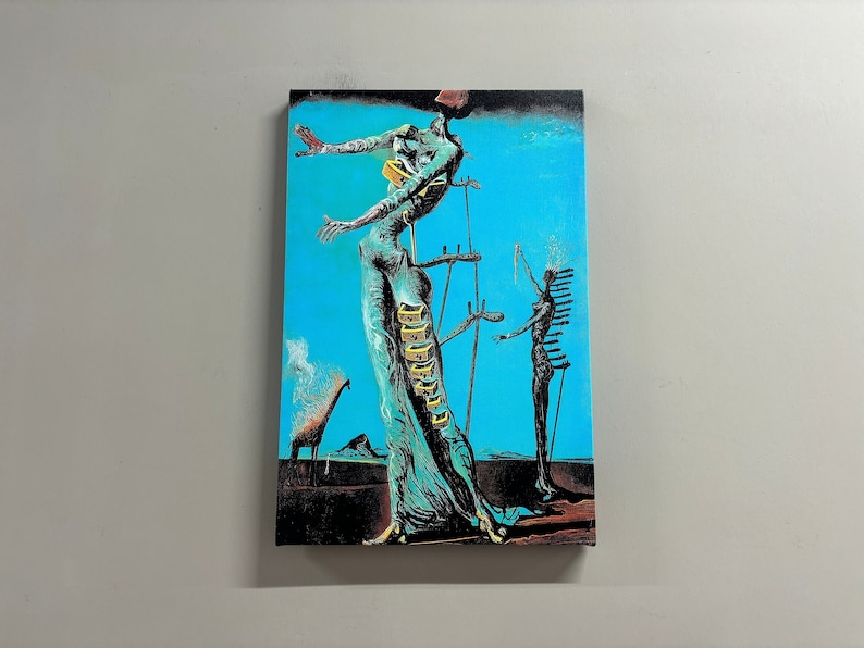 Puede incluir: Una pintura surrealista que presenta dos figuras con extremidades alargadas y una jirafa en el fondo. Las figuras est&aacute;n de pie en una plataforma contra un cielo azul. La pintura est&aacute; realizada en un estilo que recuerda a Salvador Dal&iacute;.