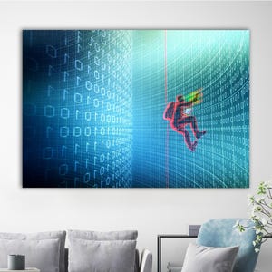 Pode incluir: Impressão de arte digital que retrata uma figura silhueta escalando uma parede de código binário. A figura, delineada em vermelho, segura um laptop. O fundo é um gradiente de tons de azul, com código binário branco.