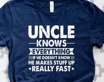 Puede incluir: Camiseta azul marino con el texto blanco: "UNCLE KNOWS EVERYTHING IF HE DOESN'T KNOW HE MAKES STUFF UP REALLY FAST". La camiseta es de cuello redondo.
