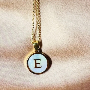 Collar personalizado con la letra E. Interior de nácar. Chapado en oro de 14k. Cadena ajustable de 45 a 50 cm. Un regalo personal fantástico.