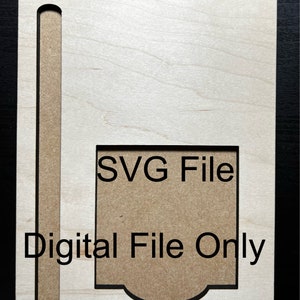 Könnte beinhalten: Ein hellfarbener digitaler Datei-Halter aus Holz mit rechteckiger Form. Der Halter hat einen Ausschnitt für eine digitale Datei und einen langen, schmalen Schlitz auf der linken Seite. Der Text "SVG File" und "Digital File Only" ist aufgedruckt.