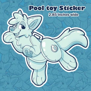 Op de afbeelding: Een lichtblauwe opblaasbare zwembadspeelgoed sticker van een cartoonvos met een zwemvest. De sticker is 2,85 inch breed. Zwembadspeelgoed sticker.