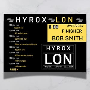 Puede incluir: Un póster negro y amarillo con el texto "HYROX LON" y "FINISHER" en blanco. El póster enumera una serie de ejercicios con distancias en metros, que incluyen correr, esquiar, empujar trineo, tirar de trineo, salto de burpee ancho, remar, llevar a los agricultores, estocadas y wallballs. El póster también incluye la hora "1:34" y la fecha "29/11/2024". El nombre "BOB SMITH" está impreso en blanco sobre un fondo amarillo.