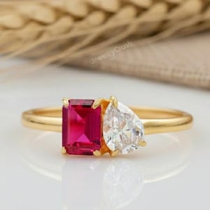 Anello Toi et Moi: anello di fidanzamento con smeraldo, rubino, moissanite a pera e due pietre