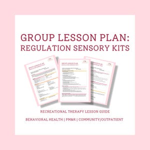Op de afbeelding: Een digitaal document getiteld GROUP LESSON PLAN: REGULATION SENSORY KITS, met drie overlappende pagina's van een recreatieve therapie lesgids voor gedragsgezondheid, PM&R en gemeenschaps- of poliklinische instellingen met donkerrode tekst.