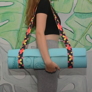 Yoga Mat Straps and Pilates Mat Holder , Stretching Strap , Adjustable Cross Body Carrying Strap for Beach Towels and Picnic Blankets